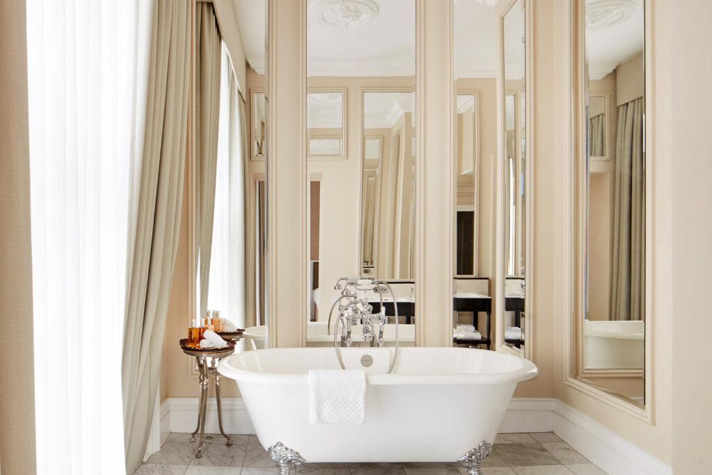 Clermont Victoria - signature suite bathtub