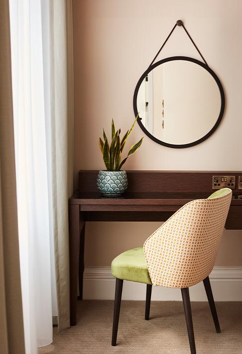 Clermont Victoria - bedroom seating area