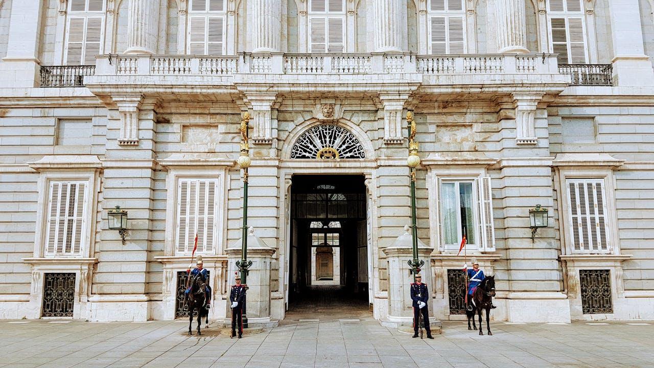 Iconic London Attractions One Day in London Itinerary The Clermont Victoria 3