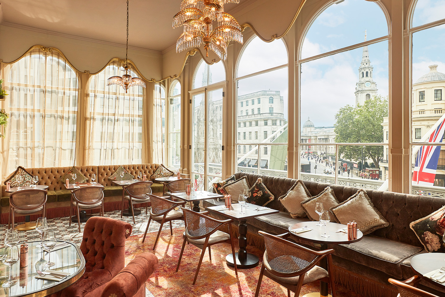 Clermont Charing Cross - Restaurant seating area with a view of London